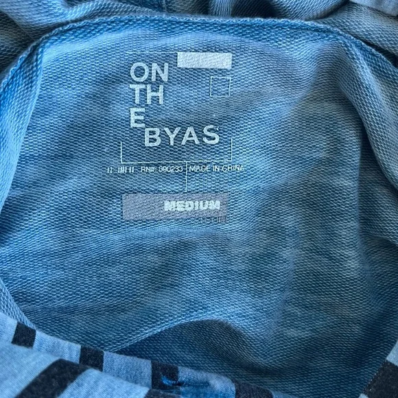 On the Byas pull over lite weight hoodie with front pouch pockets, mens medium - Picture 5 of 5